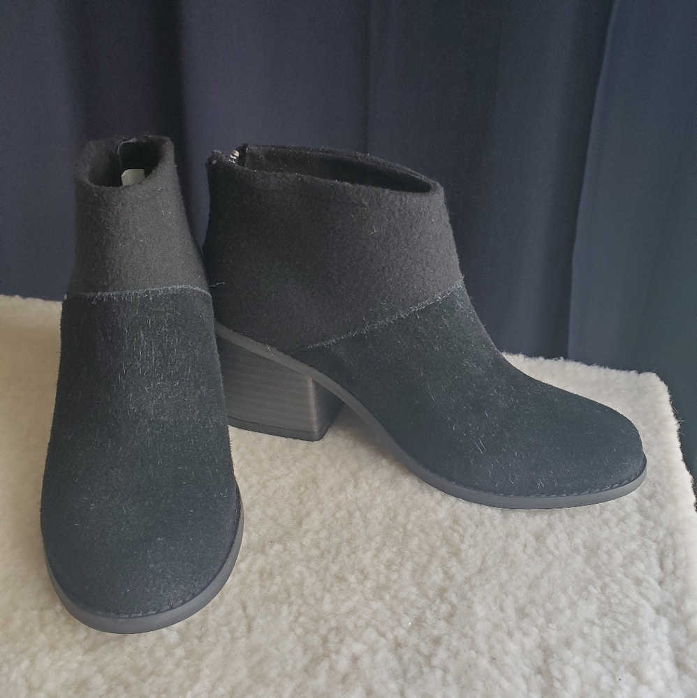 TOMS Lacy Booties